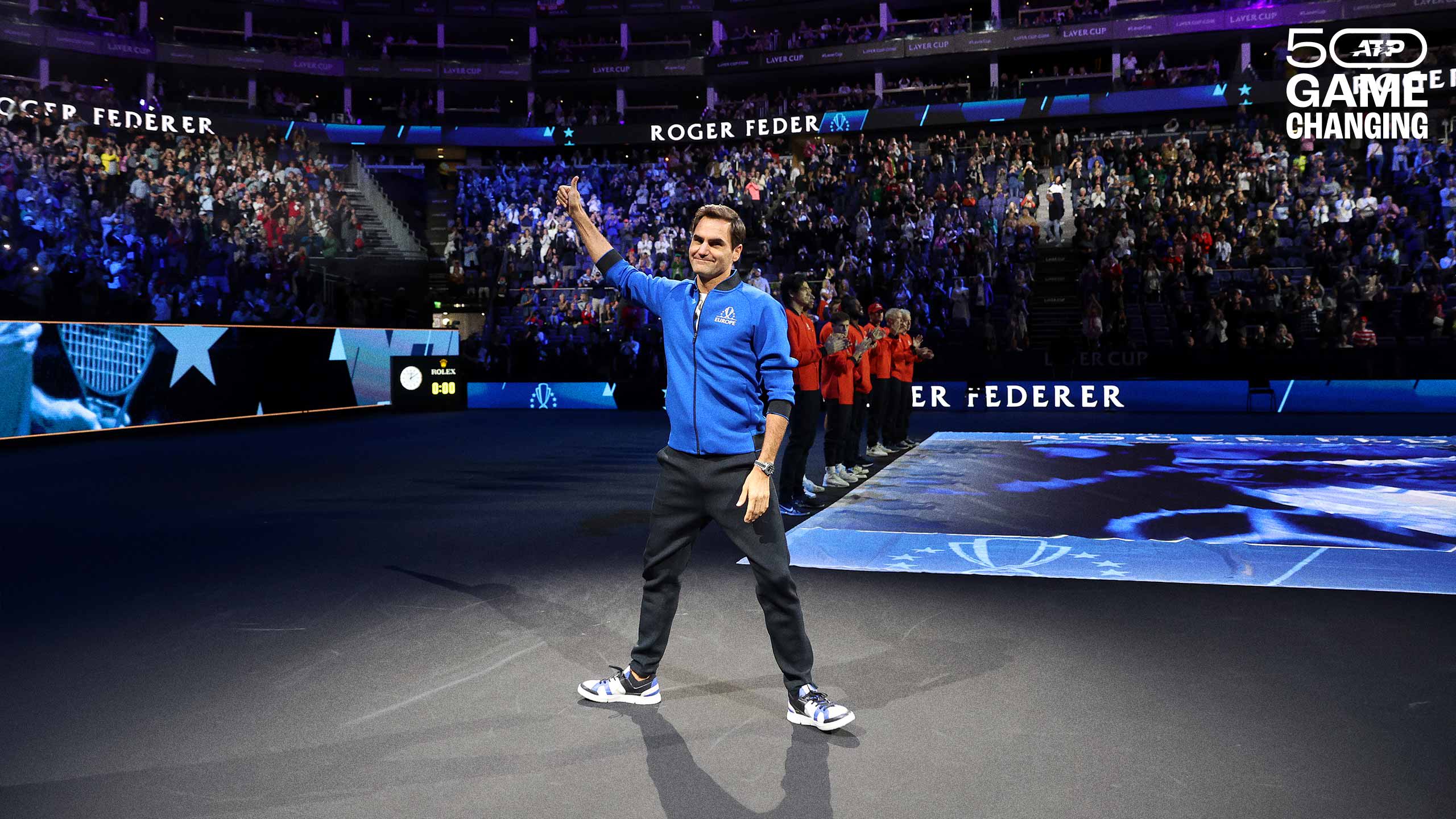 Roger Federer waves goodbye to fans at Laver Cup.