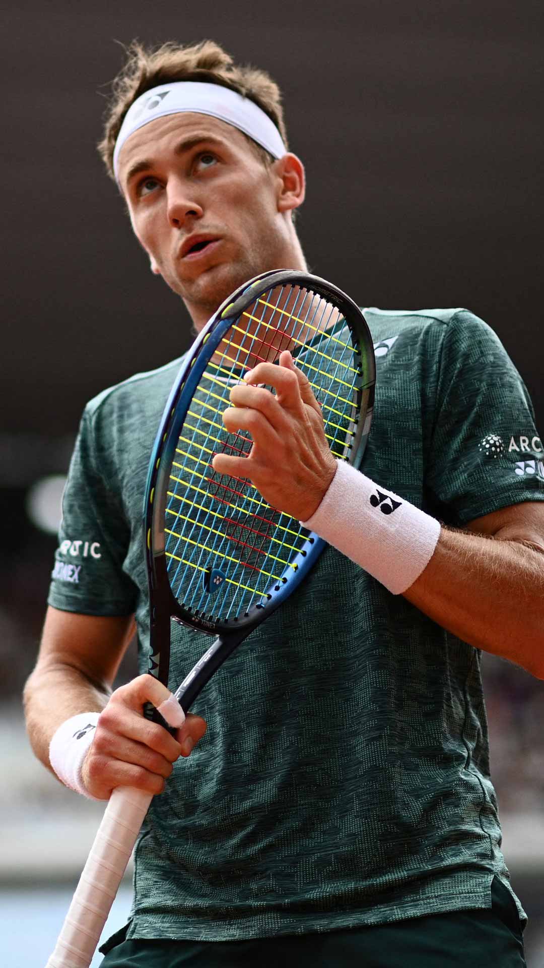 Casper Ruud adjusts his strings.